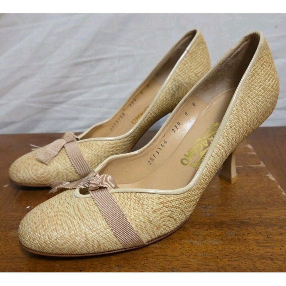 Salvatore Ferragamo "Sibillina" Sabbia Beige Raffia Ribbon Bow Pumps Heels Sz 9